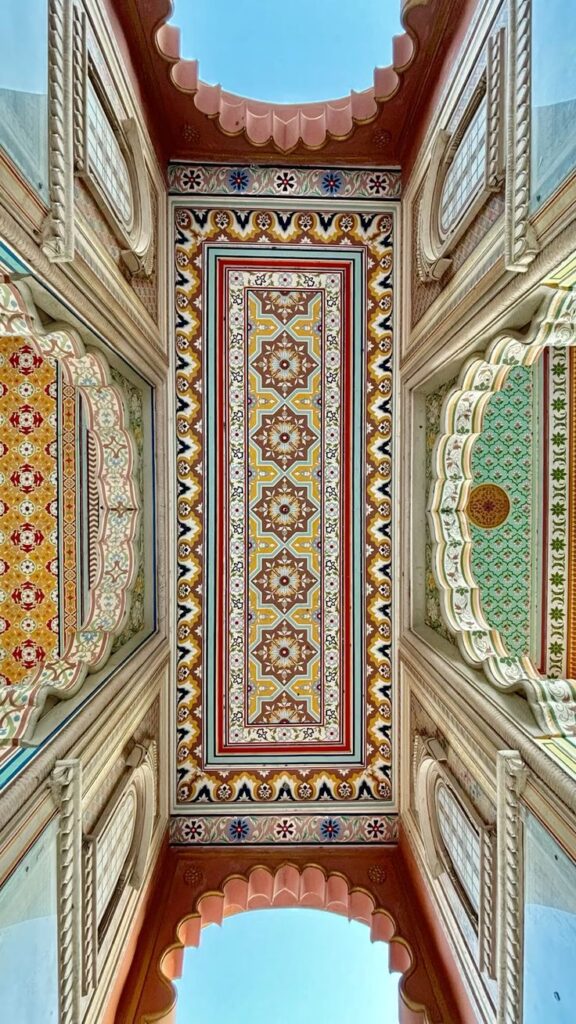 Vibrant Patrika Gate in Jaipur, featuring colourful arches, intricate murals, and traditional Rajasthani patterns near the historic old city.